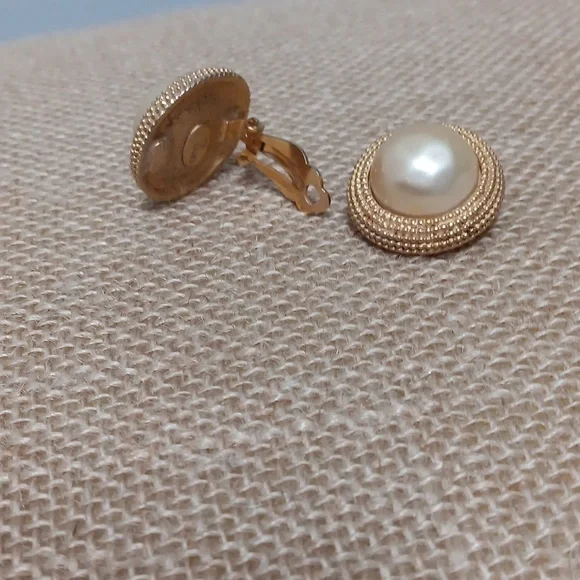 Carolee faux pearl clip earrings - Picture 3 of 5